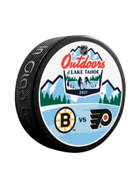 Offizieller Puck des Spiels Inglasco Inc. NHL Outdoors Lake Tahoe Dueling Philadelphia Flyers vs Boston Bruins
