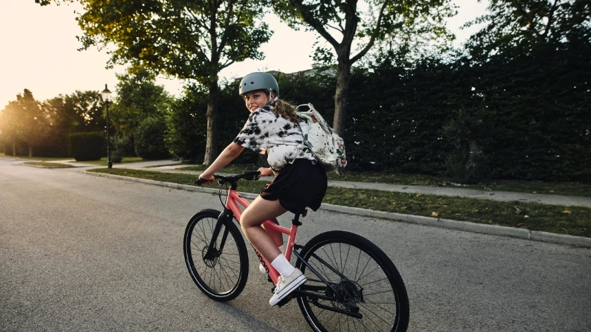 WOOM Explore Fahrrad auf der Straße